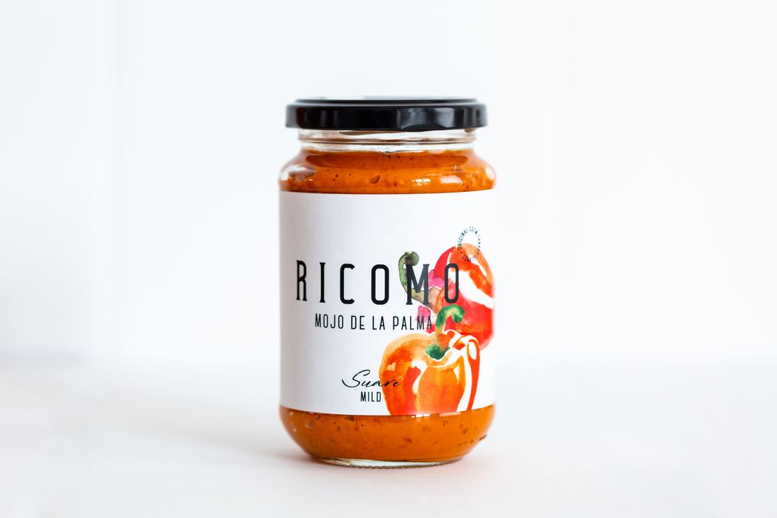 Mojo Ricomo presentacion en plato de salsa roja con albondigas